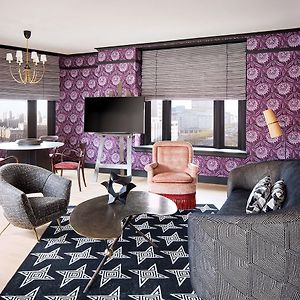 Premier Suite 1 Bedroom Suite 1 King City view